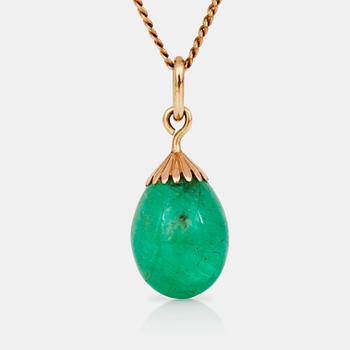 1021. An emerald drop pendant with chain.