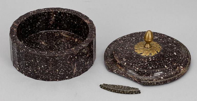 SMÖRASK, porfyr, Sverige 1800-talets första hälft.
