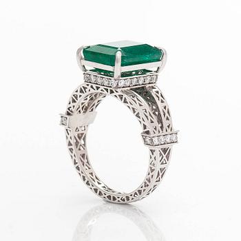 Ring, 14K vitguld, med smaragdslipad smaragd samt diamaner. IGI sertifikat medföljer.