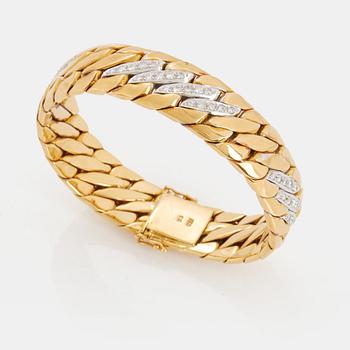 A Bucherer bracelet in 18K gold set with round brilliant-cut diamonds.