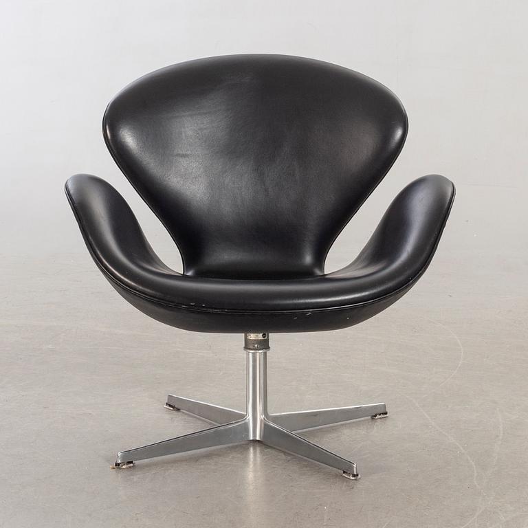 Arne Jacobsen, fåtölj, "Svanen", för Fritz Hansen Danmark, numrerad 7009.