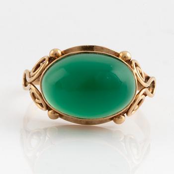 Ring 18K guld med cabochonslipad grön agat.