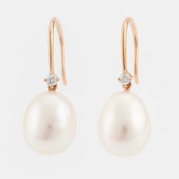 Earrings in 18K rose gold with freshwater pearls and brilliant-cut diamonds.