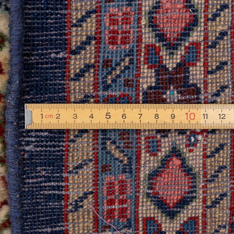 A Sarough carpet, approx. 333 x 210 cm.