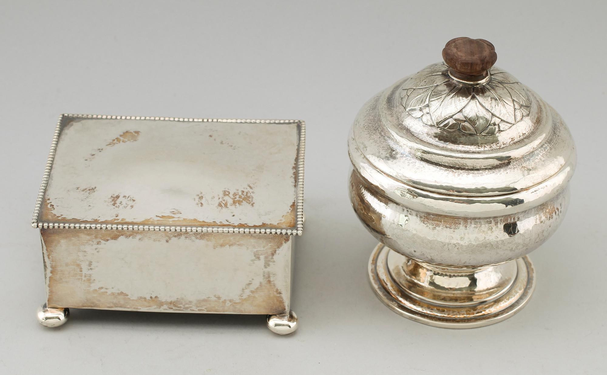 CIGARETTSKRIN samt LOCKSKÅL, silver, 1900-talets första hälft. Lockskålens vikt ca 16 gram.