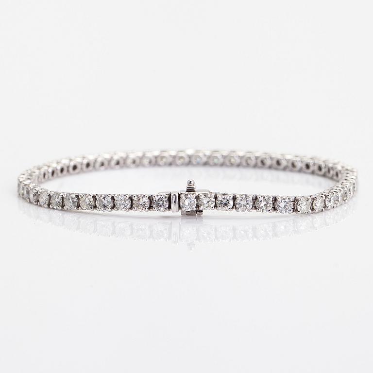 Tennisarmband, 18K vitguld med briljantslipade diamanter totalt ca 5.20 ct.