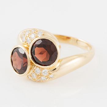 Ring, Gübelin, 18K gold with two garnets and brilliant-cut diamonds.