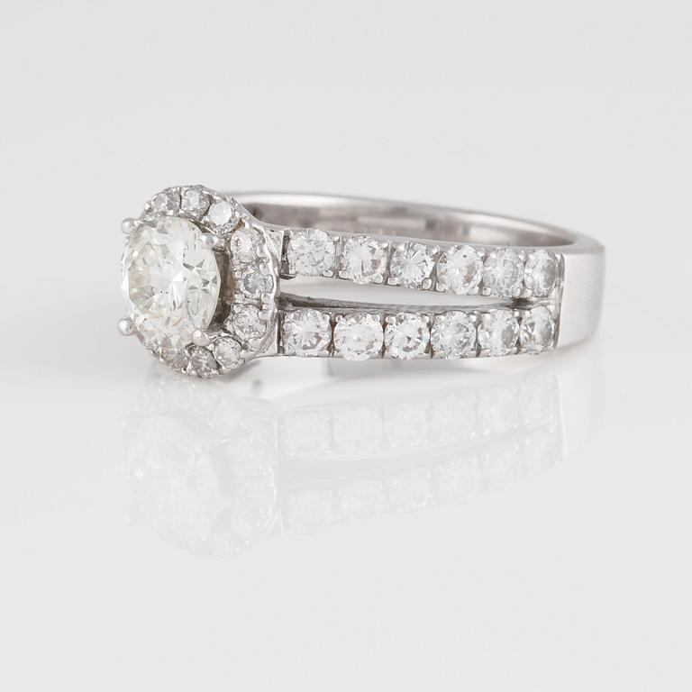 RING, 18K vitguld med briljantslipad diamant ca 0.80 ct samt små briljantslipade diamanter ca 6.30 ct. Vikt 6,3 gram.