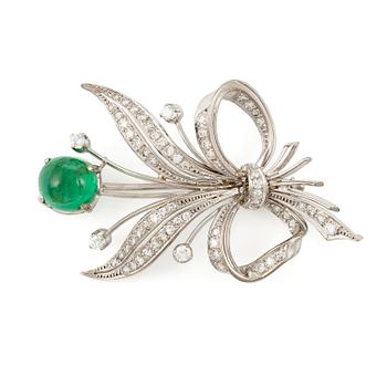 506. A brooch in 18K white gold with a cabochon-cut emerald.