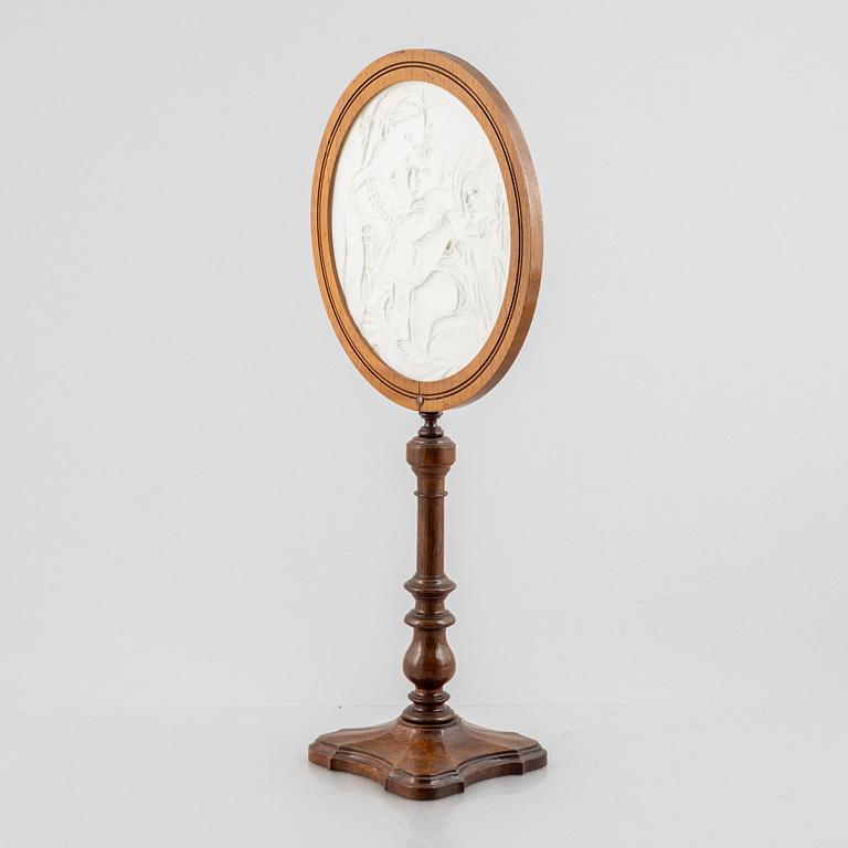 A lithophane shade of biscuit porcelain and mahogny, mid/second half of the 19th century.