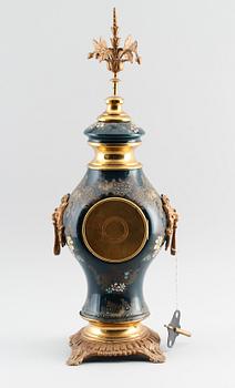 BORDSPENDYL, porslin och bronserad metall, sekelskiftet 1900.