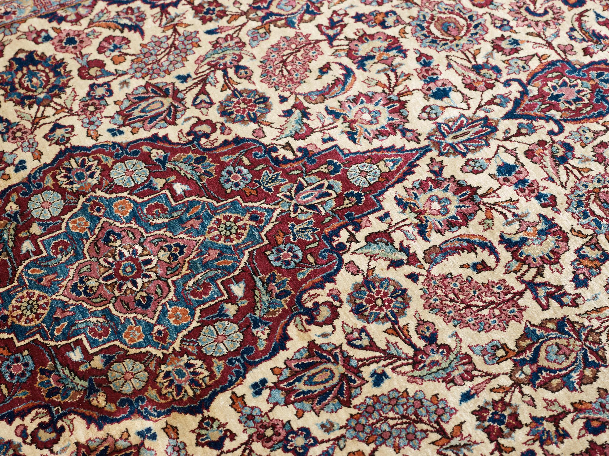 SEMI-ANTIQUE SILK KASHAN. 208 x 138,5 cm.