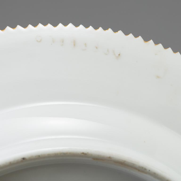 A set of 4+1 porcelaine "Flora Danica" dinner plates model #3553 and #3549 Royal Copenhagen.