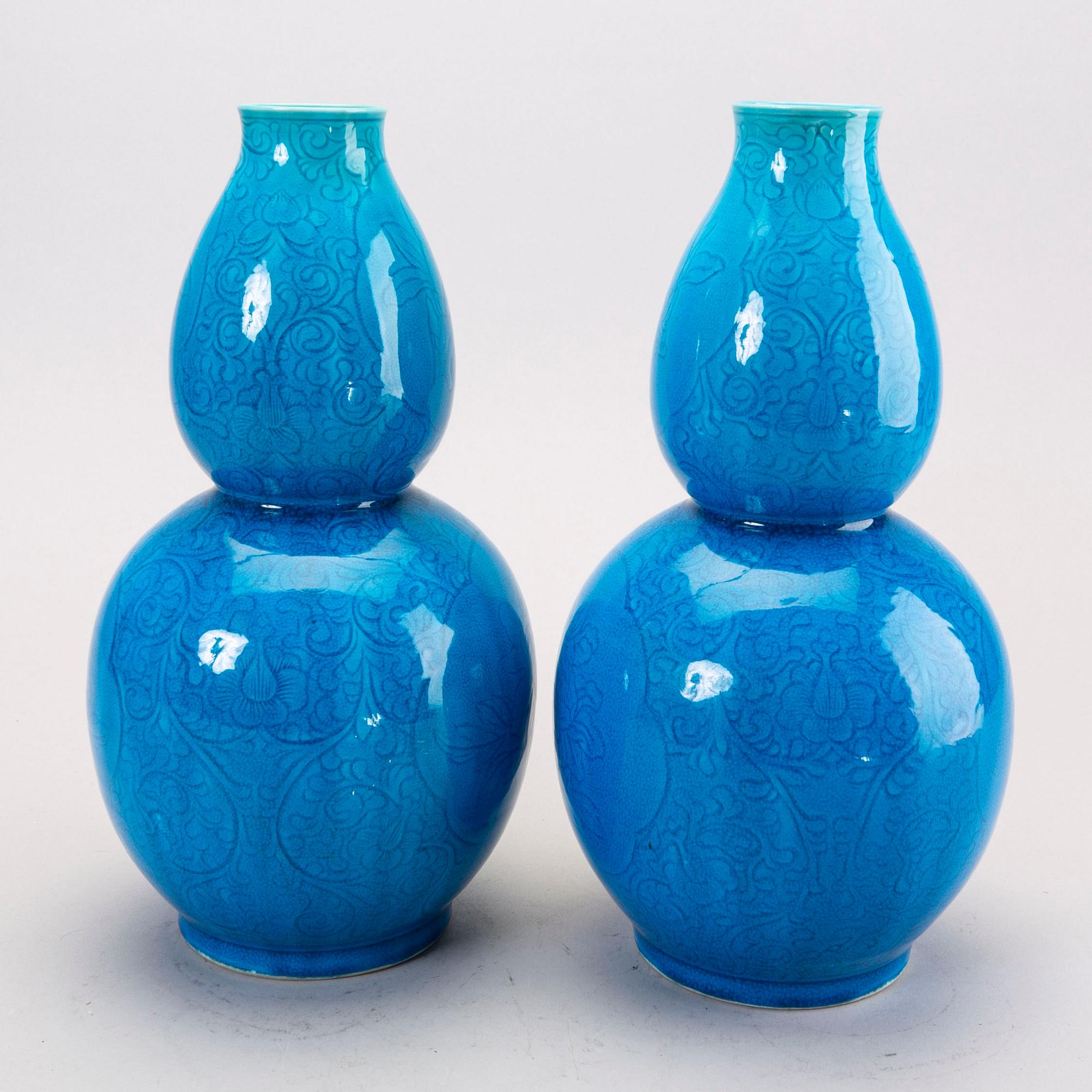 A pair of Chinese 20th century porcelain urns.