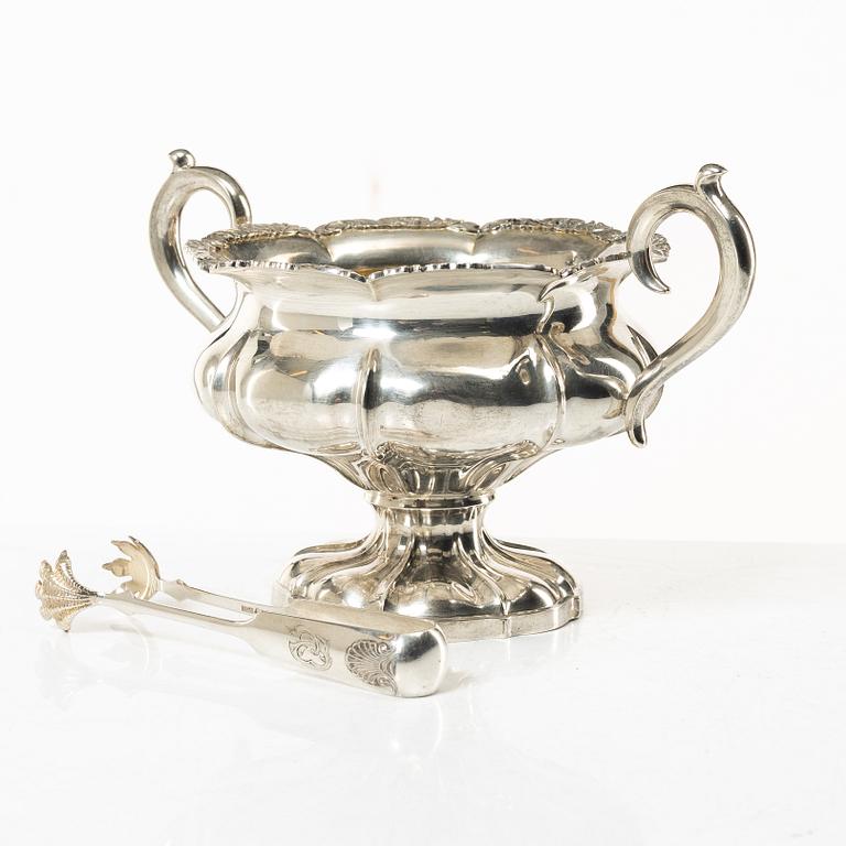 A sugar bowl with sugar tongs, silver, marks of Finlands Guldsmeds ab, Turku 1913 and Kuopios Guldsmed Ab, Oulu 1929.