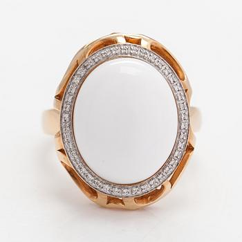 A 14K gold ring with diamonds ca. 0.10 ct in total and a chalcedony.