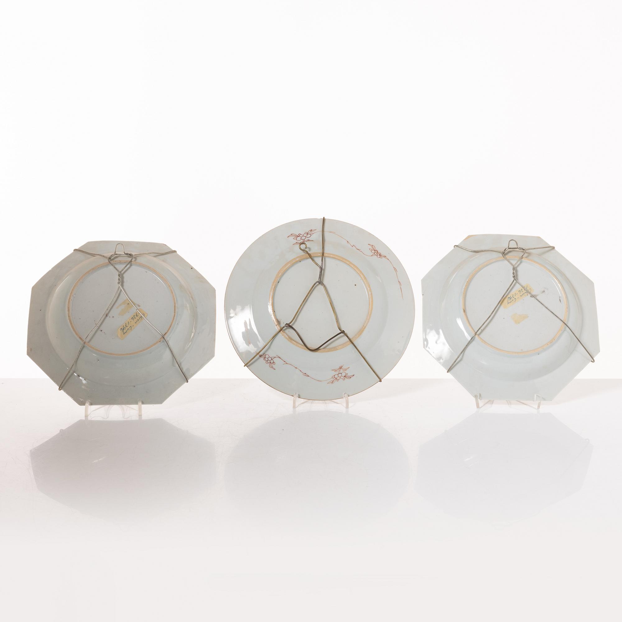 Tallrikar, sju stycken, porslin, Kina, Qingdynastin, 1700-tal.