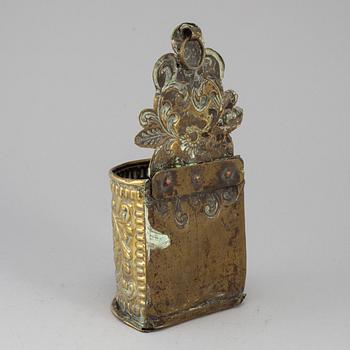 A baroque brass cutlery holder, 17th/18th century.