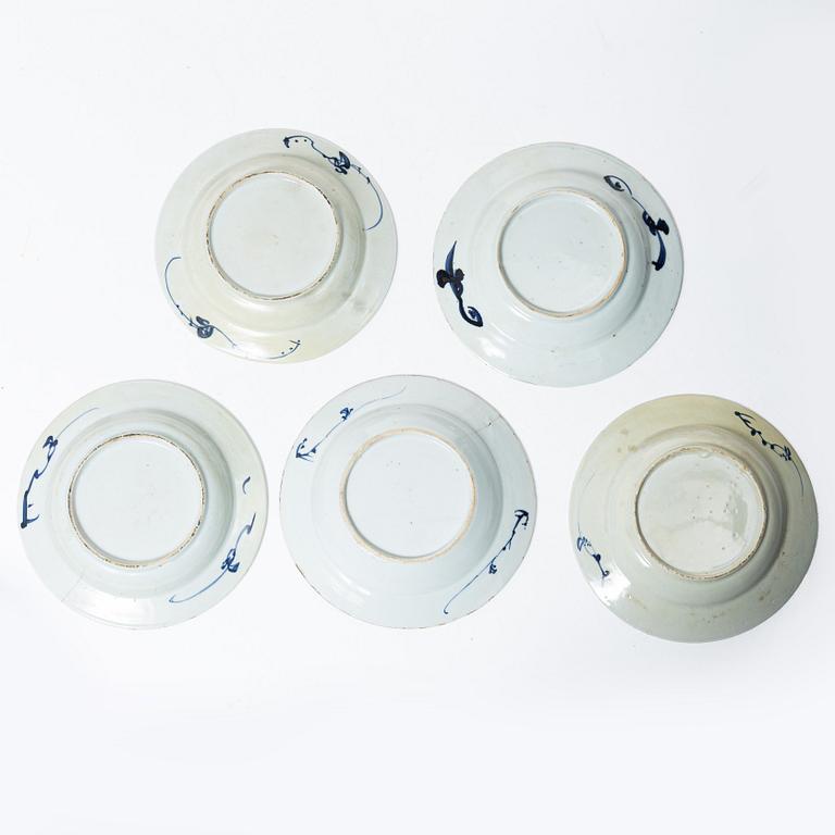 14 blue and white berry plates and five small plates, porcelain, China, Qianlong (1736-95) and Jiaqing (1796-1820).