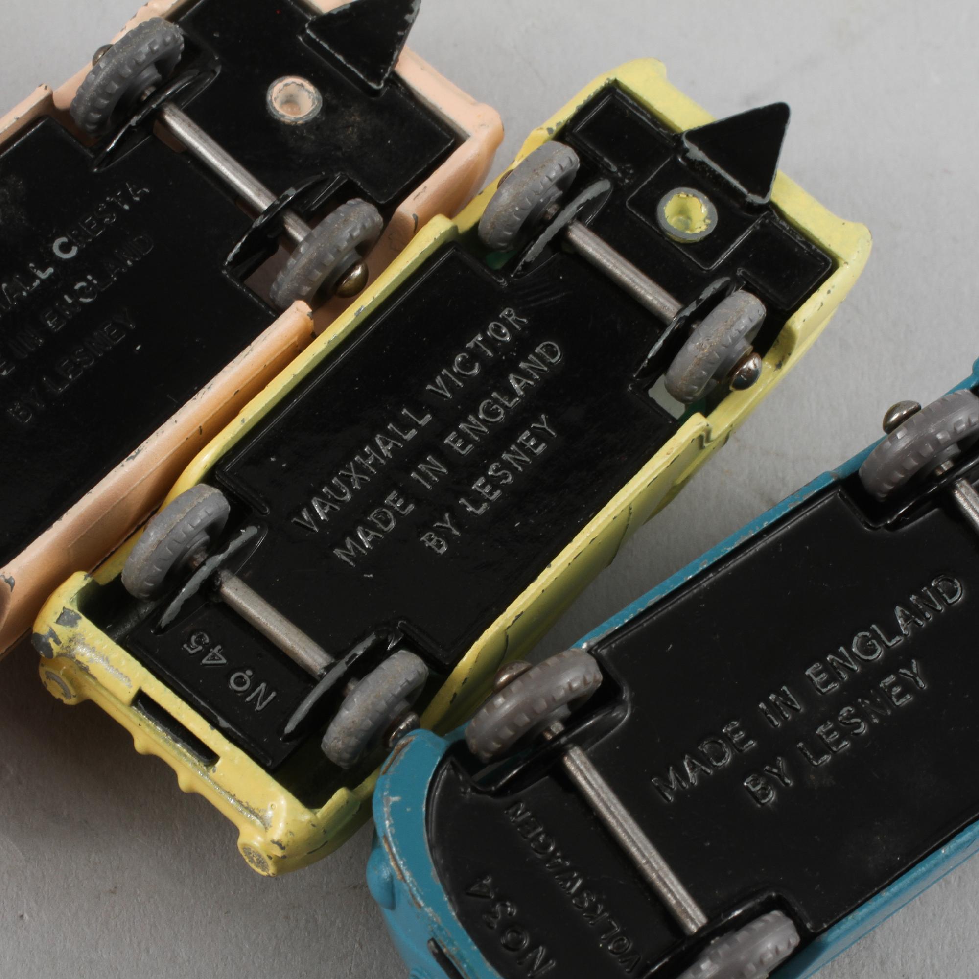 MODELLBILAR, 11 st, Dinky Toys och Lesney, omkring 1900-talets mitt.