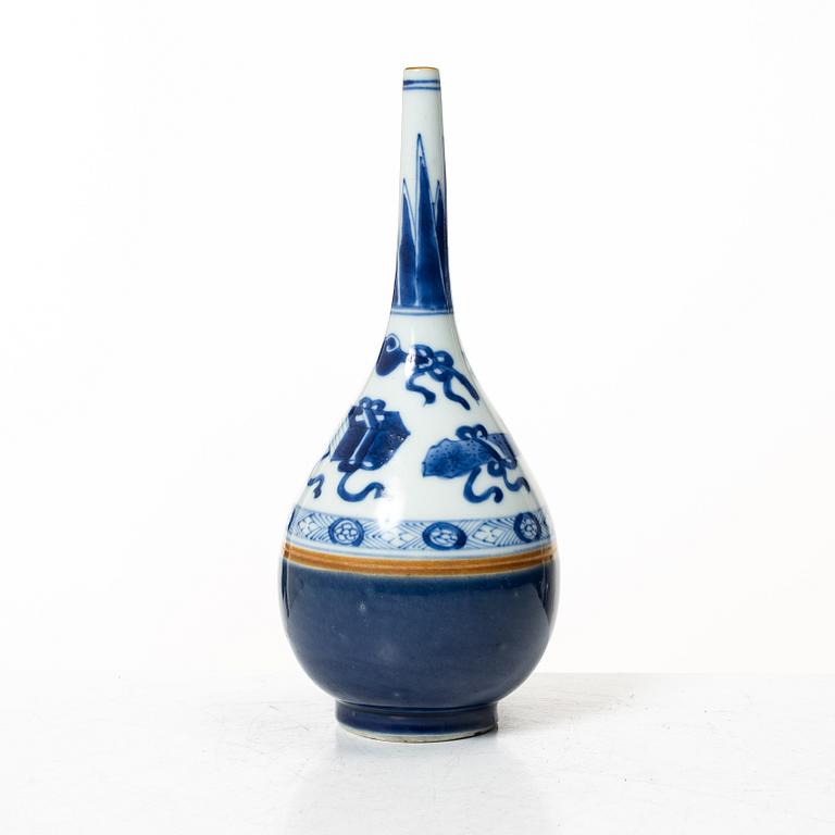 A Chinese blue and white porcelain vase / water sprinkler, Qing dynasty, Kangxi (1662-1722).