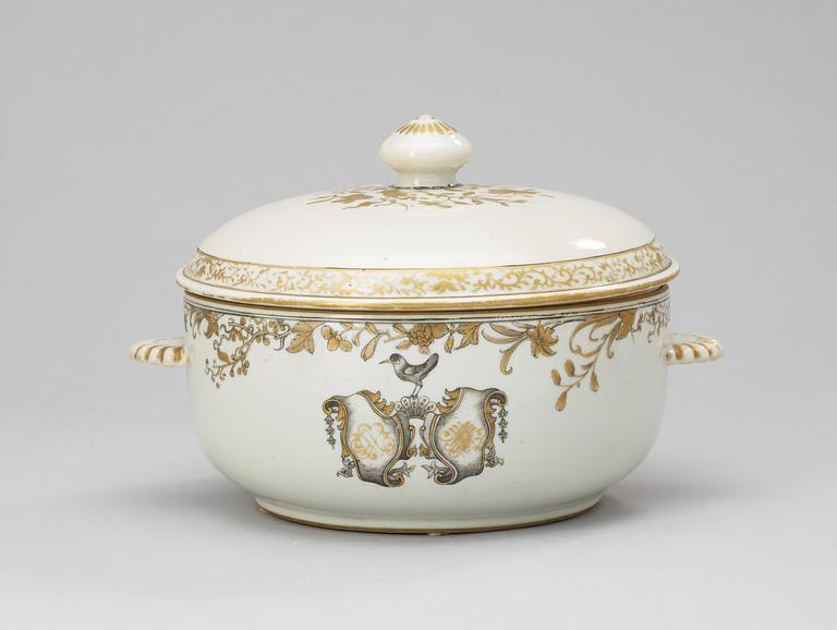 A grisailles armorial tureen with cover, Qing dynasty, Qianlong (1736-95).