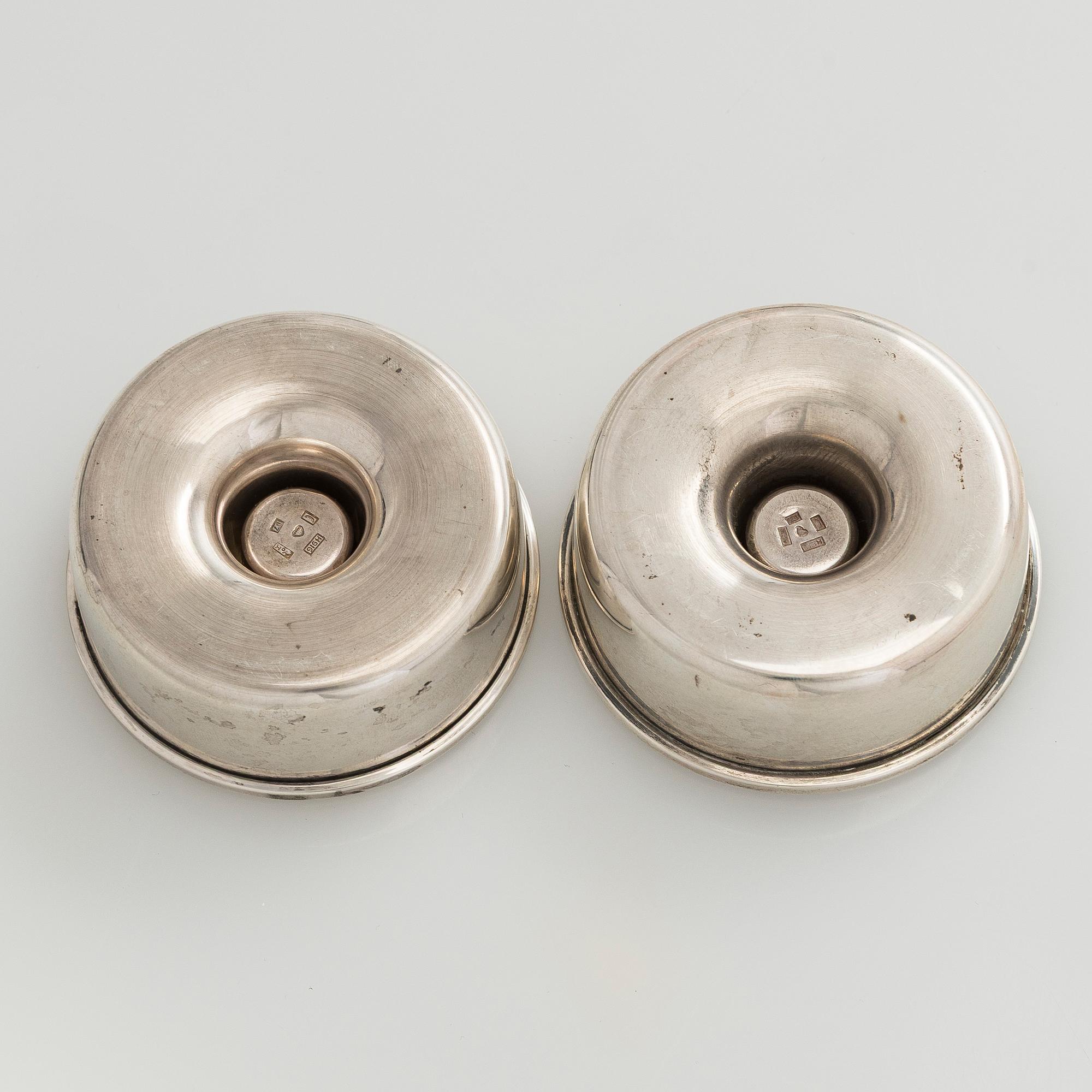 Bertel Gardberg, kynttilänjalkapari, hopeaa, "Birgitta", malli 22908, Hopeatehdas oy, Helsinki 1957.