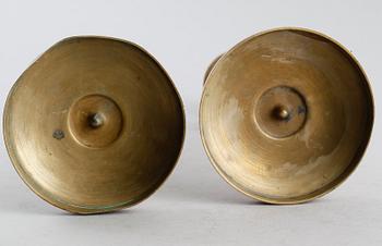 LJUSSTAKAR, 1 par, förgylld brons, senempire, 1800-talets första hälft.