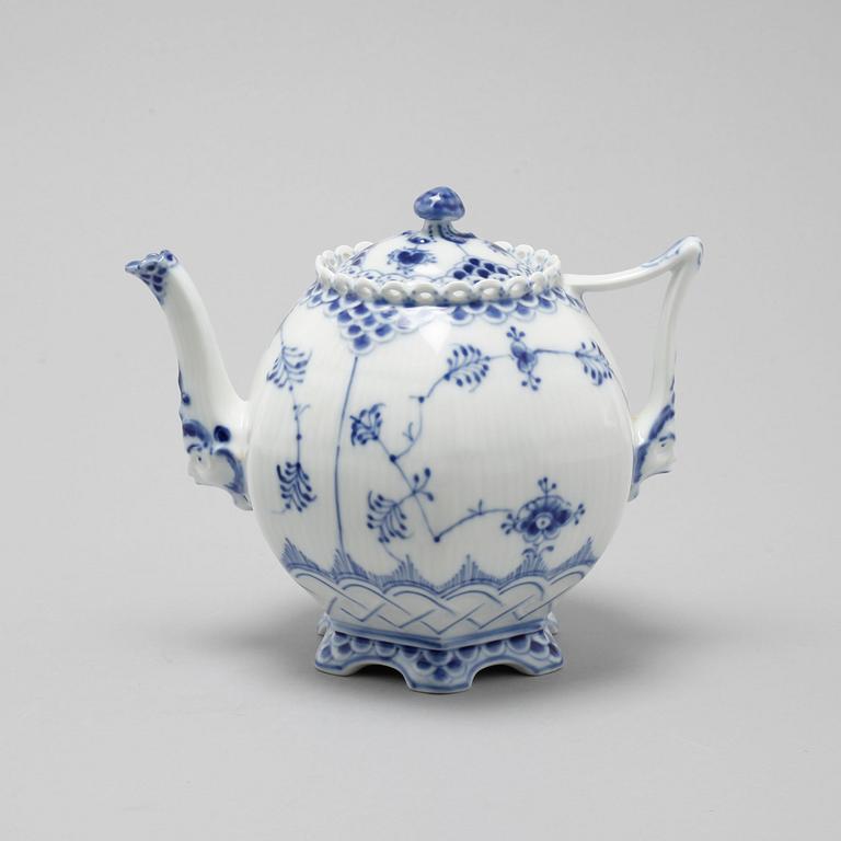 A set 38 pieces of Royal Copenhagen porcelain named "Musselmalet".