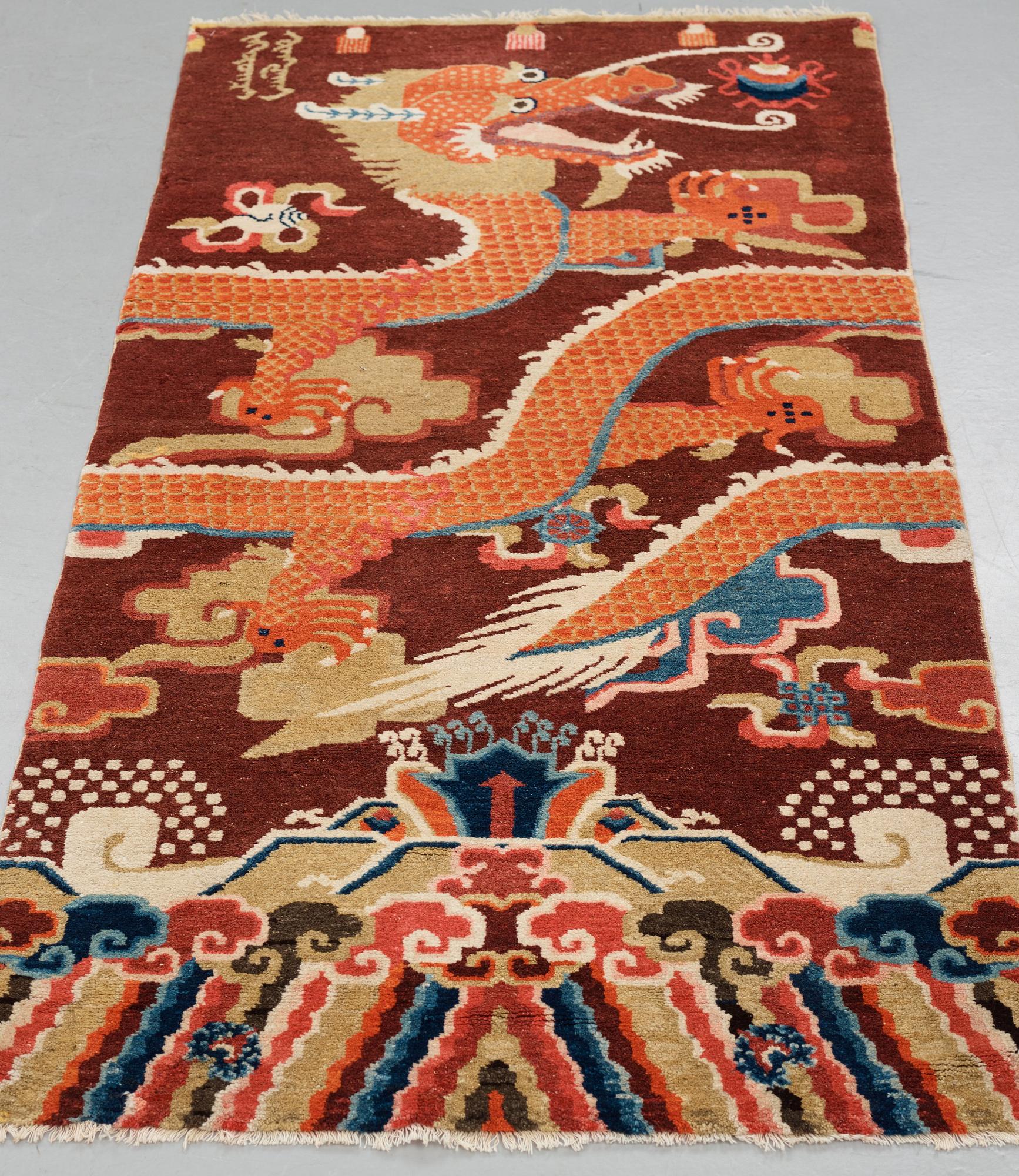 A pillar rug, a semi-antique/an old Chinese, ca 195 x 92,5-93 cm.