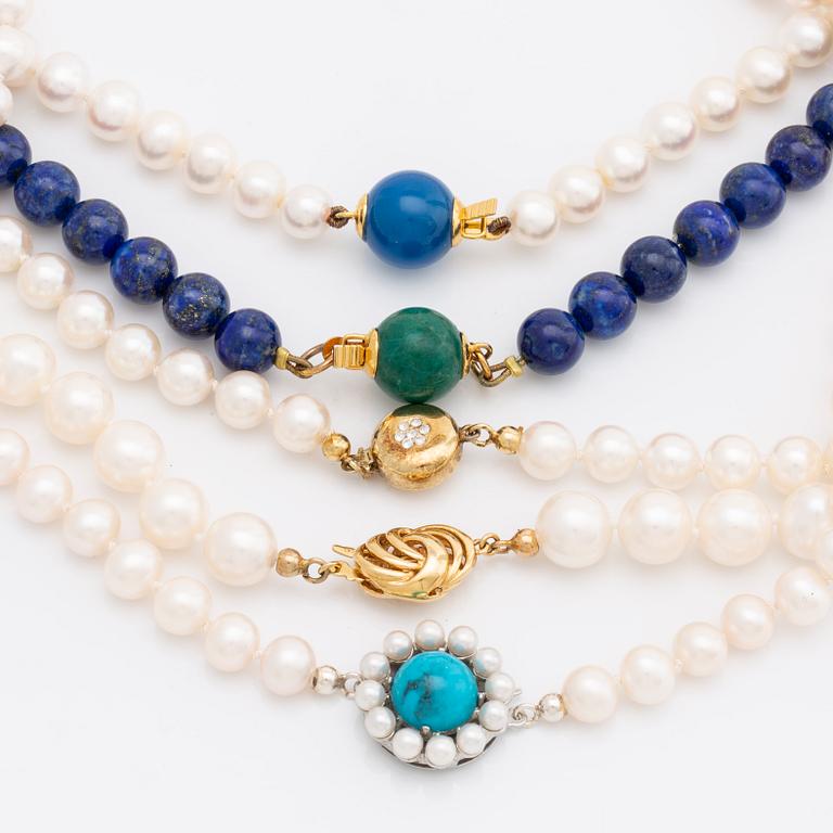 5 necklaces, cultured freshwater pearls approx 7,5-8,5 mm, lapis lazuli beads, 1 clasp 18k gold, 4 silver and metal.