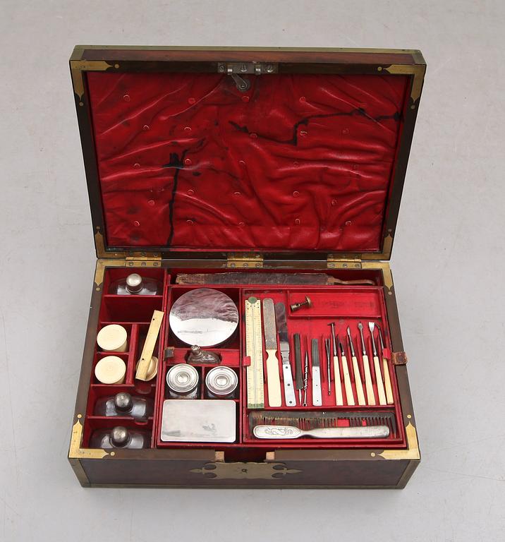 SKRIV/TOALETTSCHATULL, England, 1800-talets andra hälft.