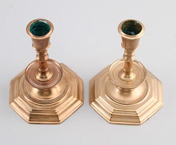 LJUSSTAKAR, 1 par, mässing, barock, tidigt 1700-tal.
