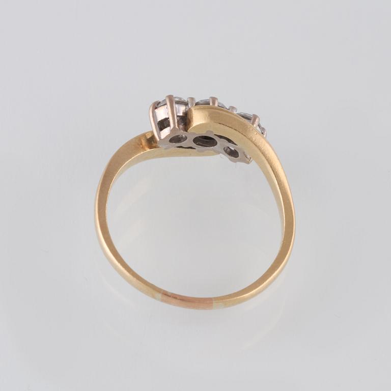 RING, 18K guld med 3 briljantslipade diamanter, totalt ca 0.75 ct. Vikt 4,1 gram.
