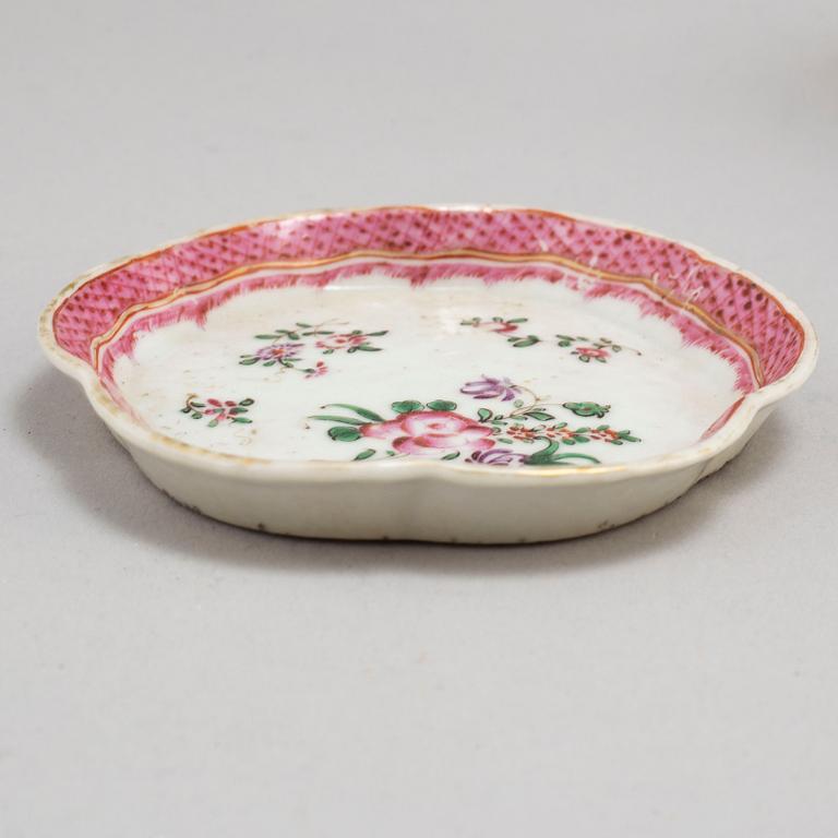 A famille rose export tea service, Qing dynasty, Qianlong (1736-95) (13 pieces).