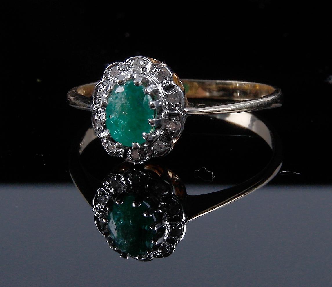 RING, 14 K guld, smaragd samt 10 diamanter.