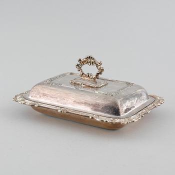 A pair of silver plated entrée dishes from the first half of 20th century.