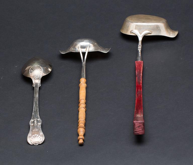 SÅSSLEVAR, 2 st, silver, Gustaf Möllenborg, 1855 resp Christian Brockmann, 1856, samt RAGUSKED, J.Hasselgren, 1848.