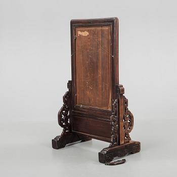 BORDSPEGEL, Kina, 1900-tal.