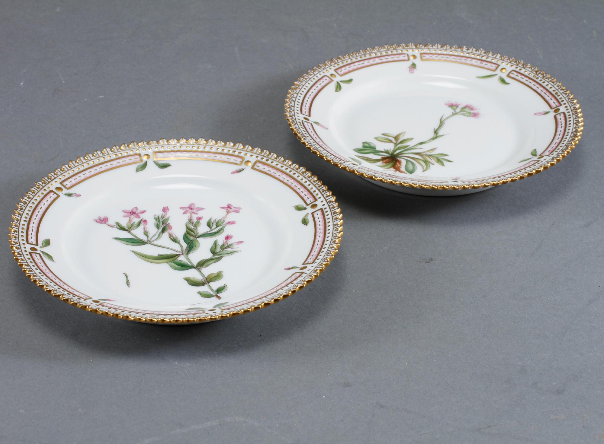 ASSIETTER, 2 stycken, porslin, "Flora Danica", 20 3552, Royal Copenhagen, 1900-talets andra hälft.