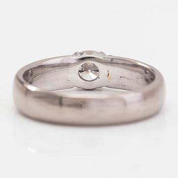 An 18K white gold ring with a brilliant-cut diamond approx. 0.40 ct. Finnish hallmarks, 2000.