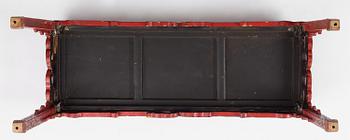 Altarbord, röd lack. Qingdynastin.