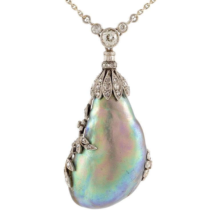 A necklace in 18K white gold with a pearl and old-cut and rose-cut diamonds, circa 1900.