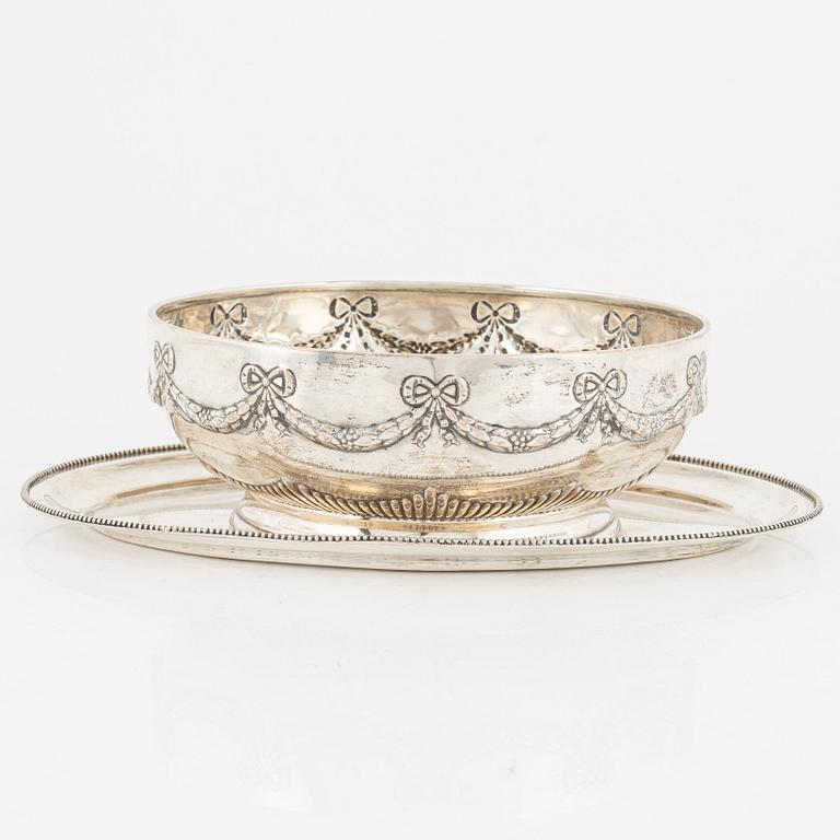 A silver bowl and a tray, including CG Hallberg, Stockholm, 1909.