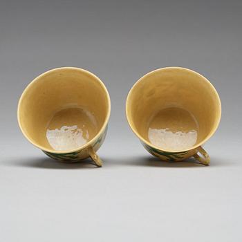 KOPPAR med FAT, ett par, porslin. Qingdynastin, med Guangxus märke (1875-1908).