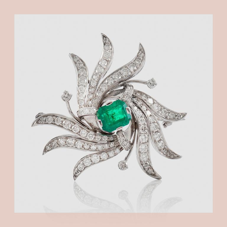 BROSCH, 18k vitguld med smaragd samt briljantslipade diamanter totalt ca 2.00 ct. Troligen W.A Bolin, Stockholm 1963.