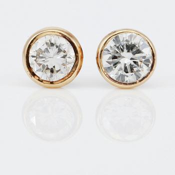 ÖRHÄNGEN, 1 par, solitära briljantslipade diamanter totalt ca 1,30 ct.