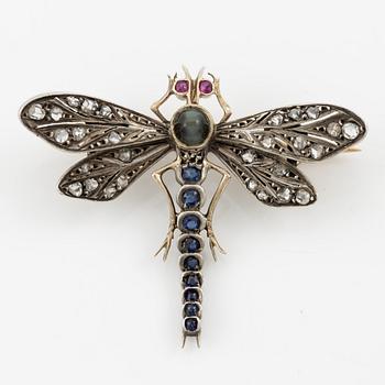 Brosch i form av fjäril, 14K guld och silver med rosenslipade diamanter, rubiner, kattögasten och safirer,  1800-tal.