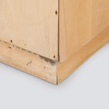 Aino Aalto, kaappi, malli 808 ja vitriini, malli 214 O.Y. Huonekalu- ja Rakennustyötehdas A.B. 1950-luvun alku.