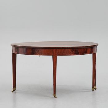 An English mahogany George III-style dining table, 19th century.